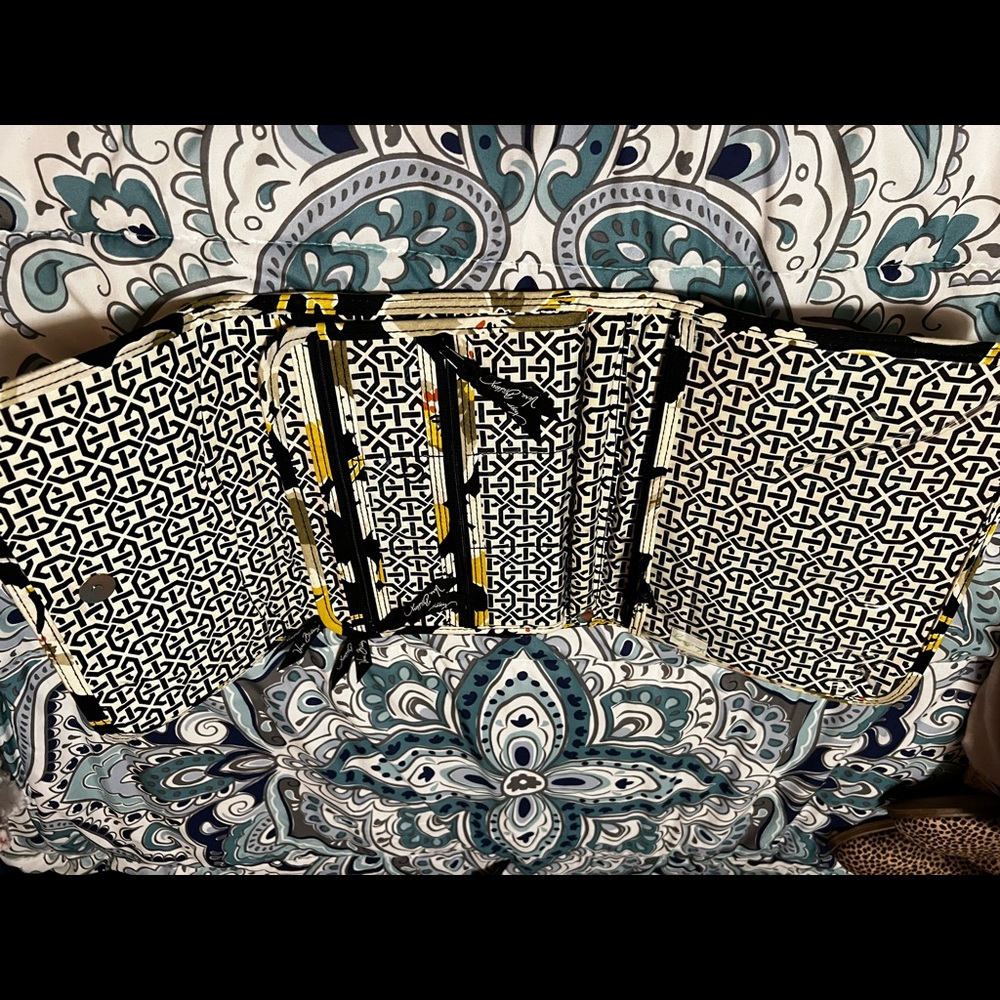 Vera Bradley travel bag with compartments
